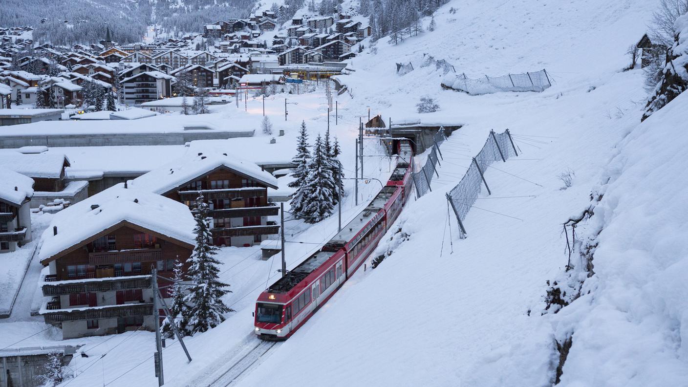 La linea che sale verso Zermatt bloccata da una frana