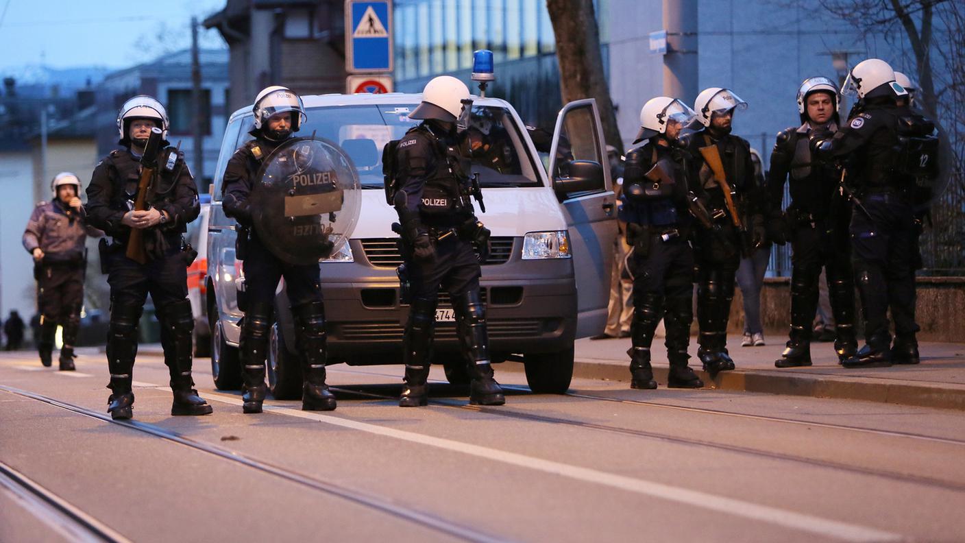 Imponente schieramento di agenti a margine della partita