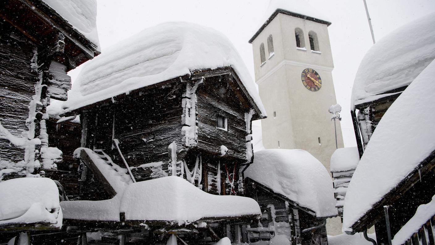 Il villaggio di Bellwald sepolto da una spessa coltre bianca