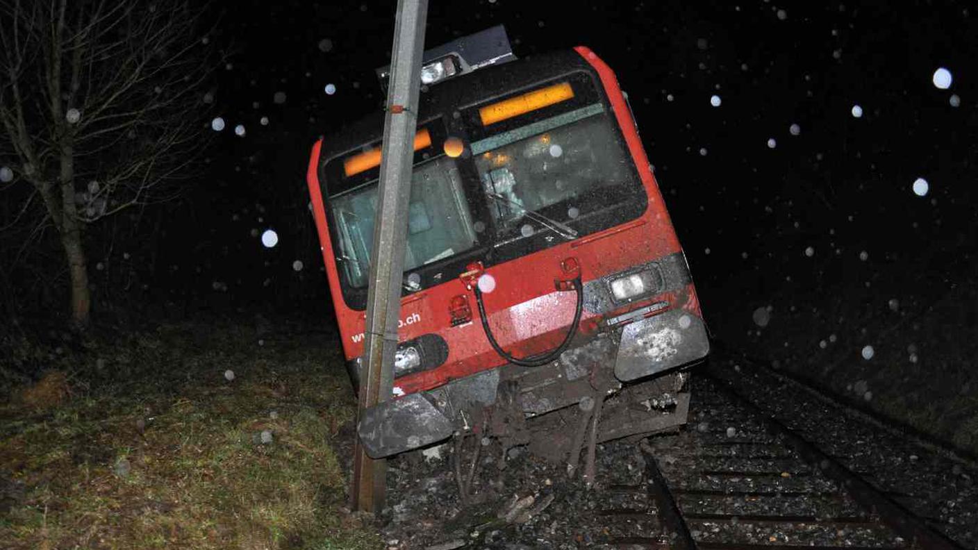 Il treno deragliato. Nessuno è rimasto ferito nell'incidente
