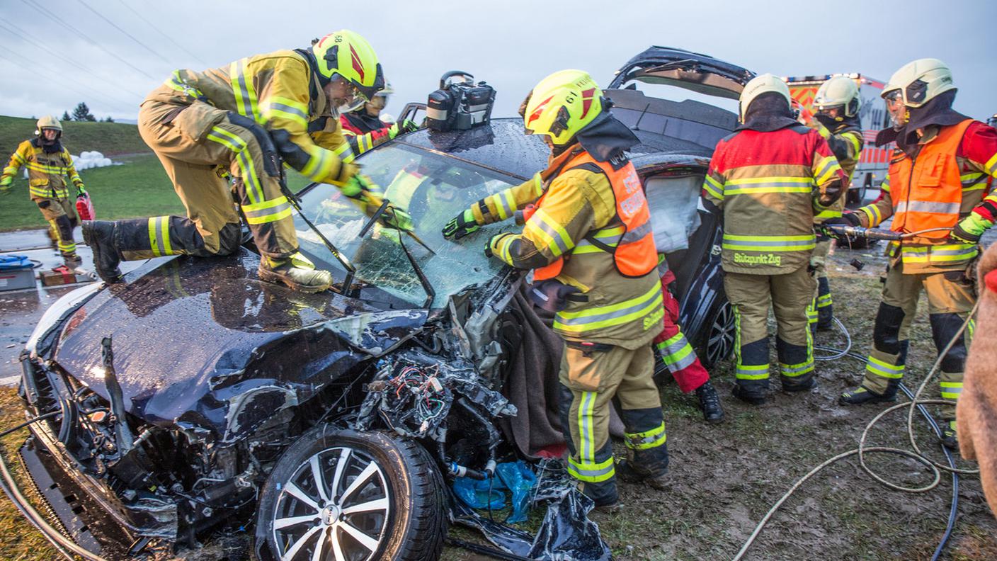 I pompieri al lavoro sul luogo dell'incidente