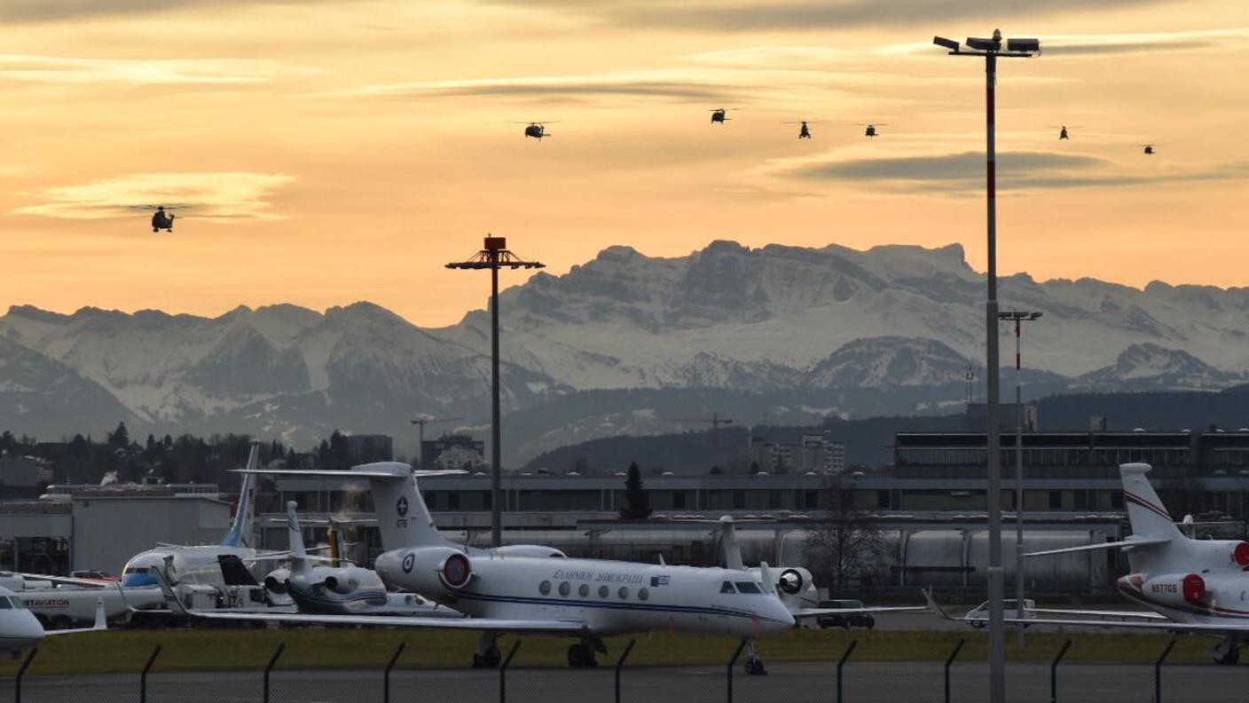 L'arrivo del Marine One con la sua scorta giovedì a Kloten