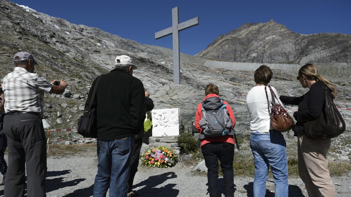 Il cippo e la croce che ricordano la tragedia.jpg