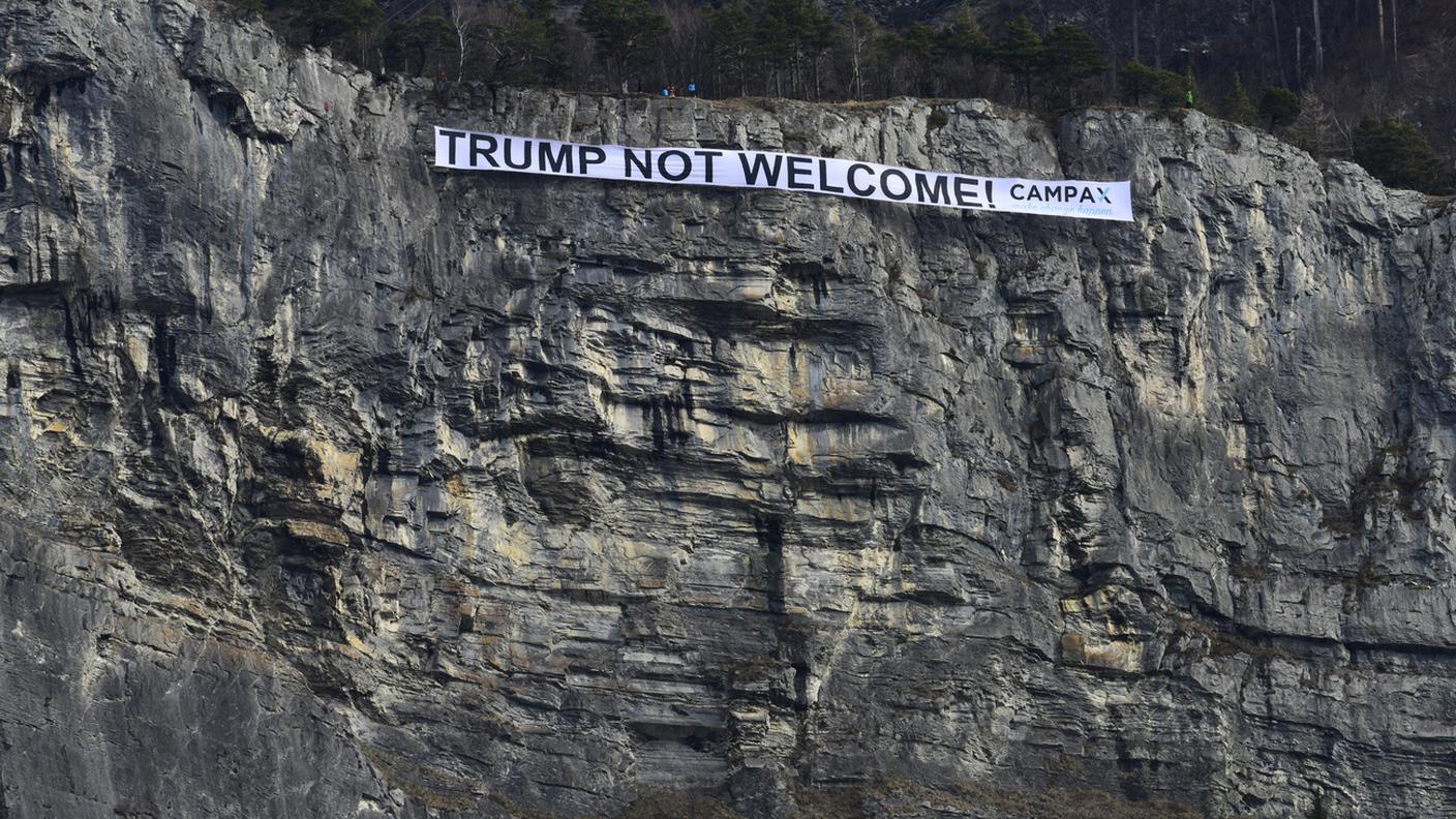 Lo striscione contro Trump