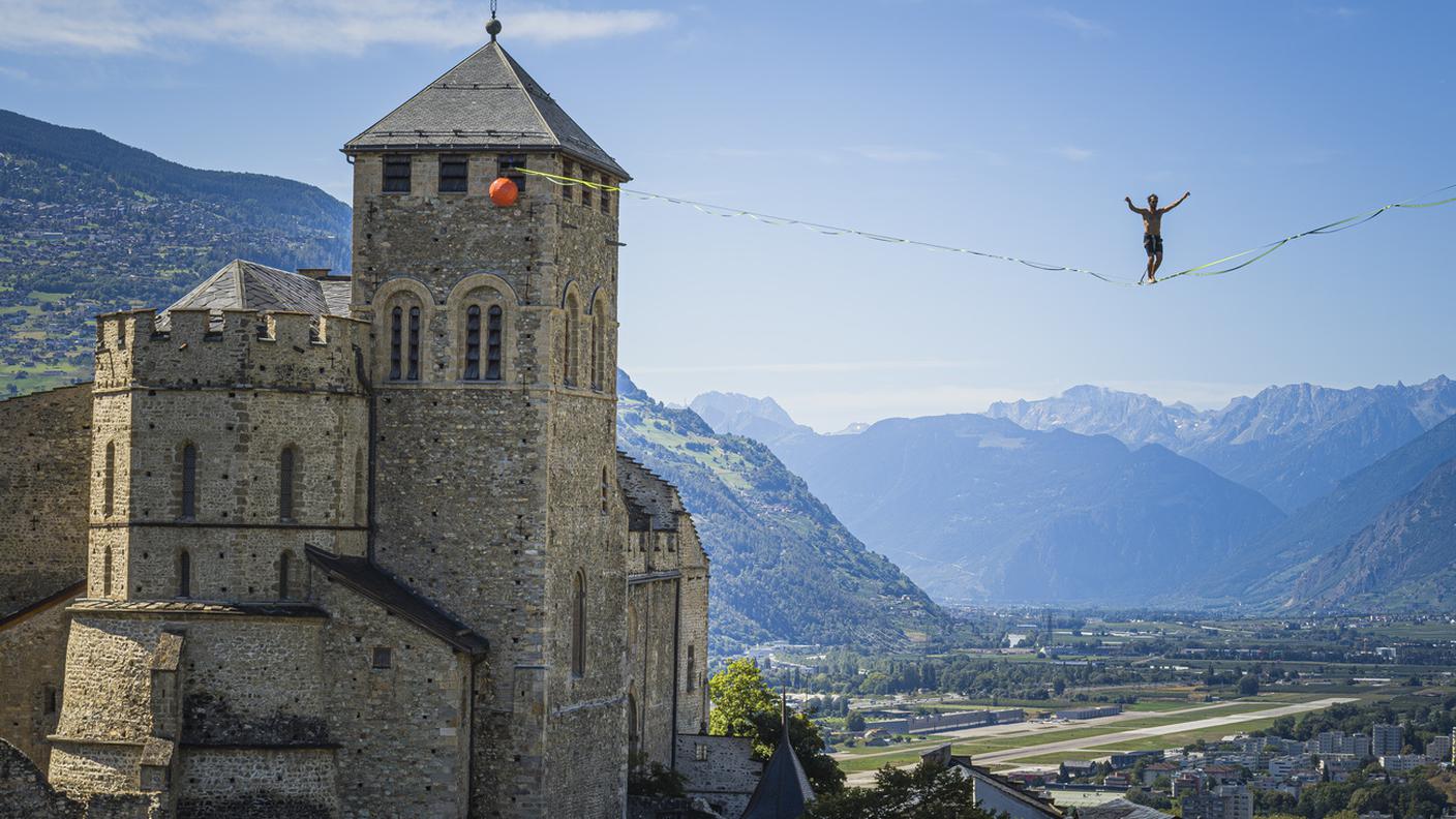 Il funambolo svizzero Remy Boser tra i castelli di Valere e Tourbillon 