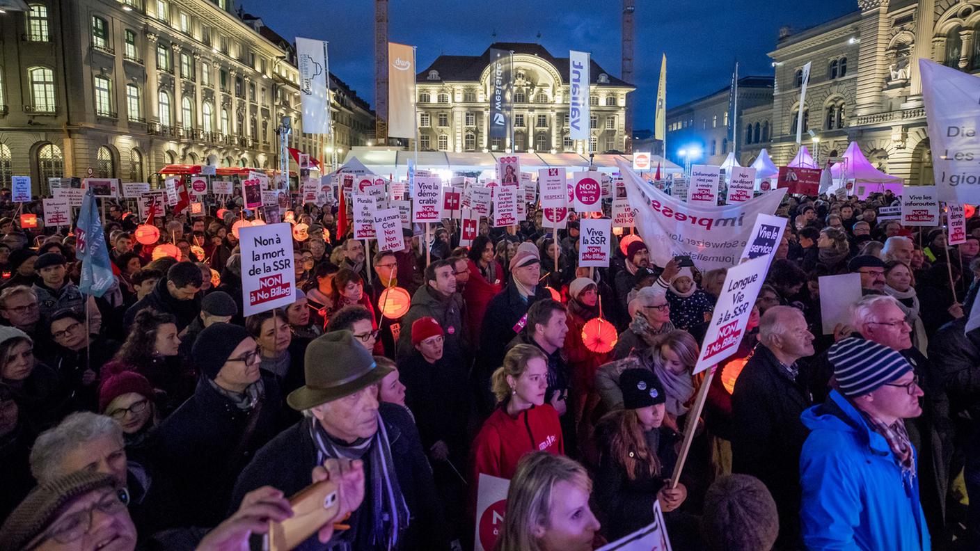 I manifestanti in Piazza federale