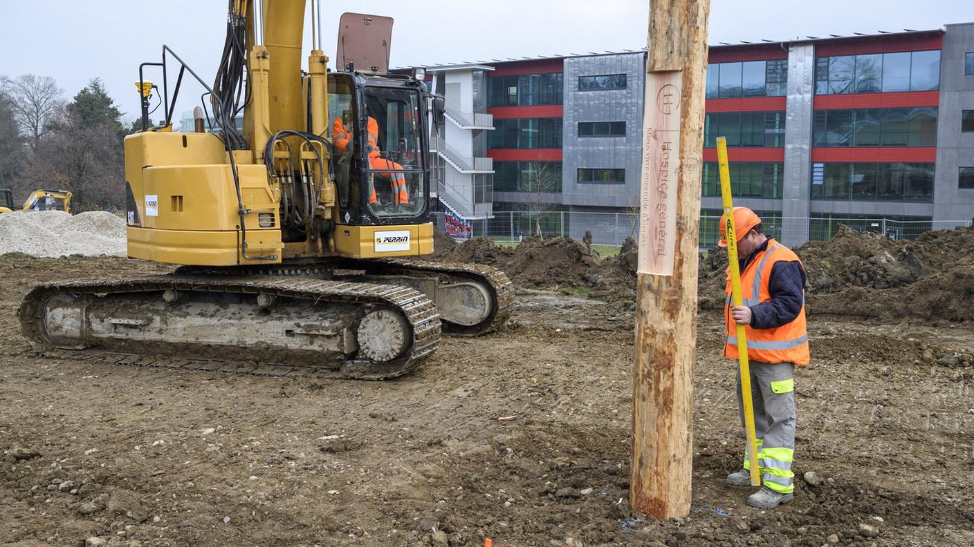 Operai iniziano a lavorare nel cantiere dove sorgerà il Foyer Rigot a Ginevra