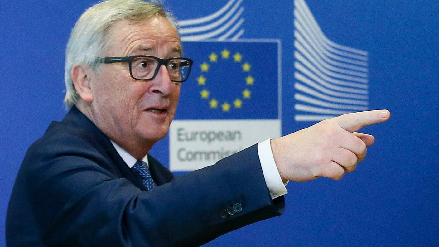 "Colpa vostra", sembra dire Juncker, che si lamenta di non essere simpatico agli svizzeri