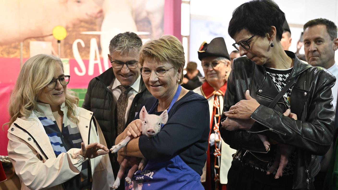 La presidente della Confederazione inaugura la fiera con il tradizionale maialino