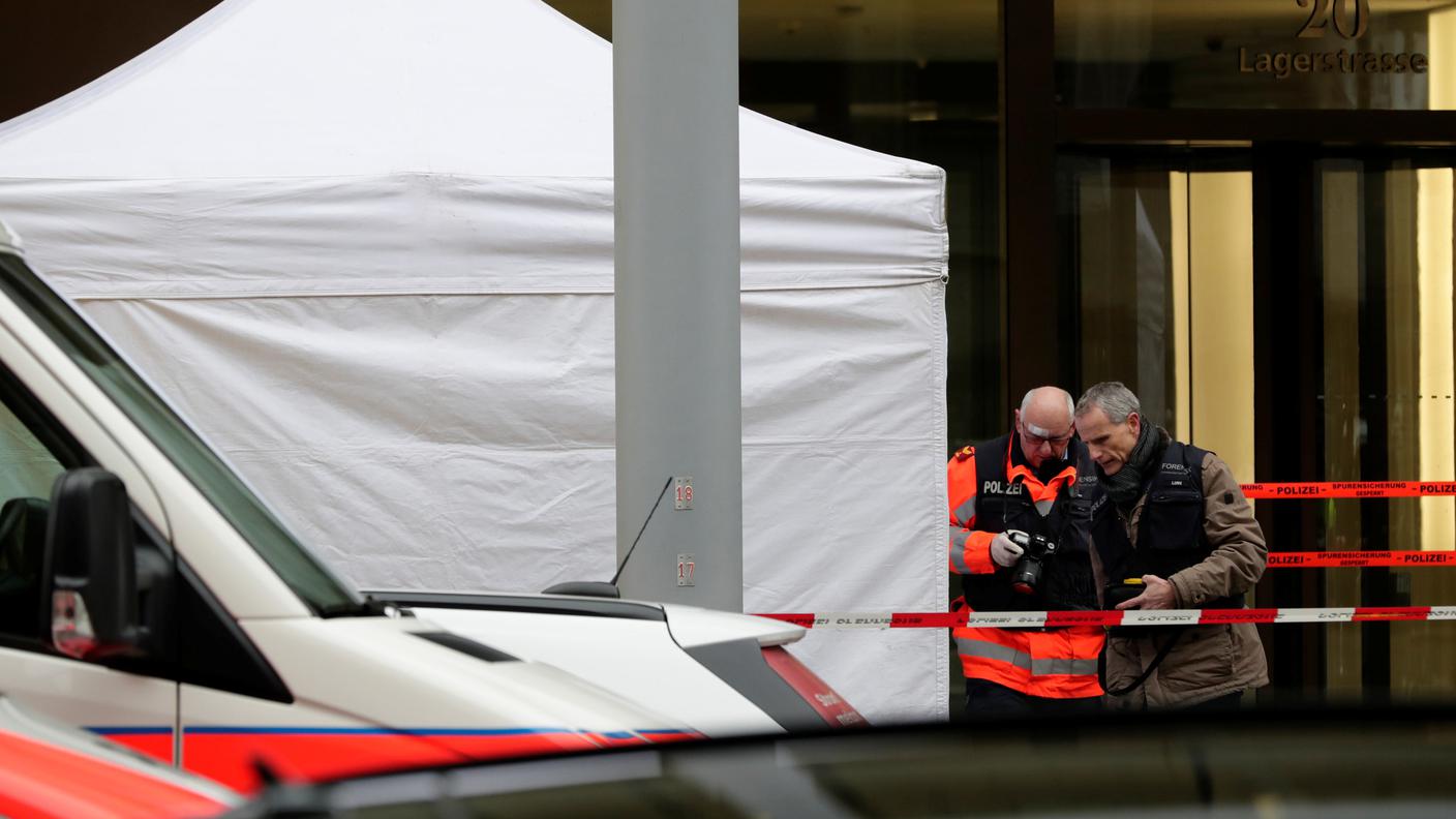 Funzionari di polizia nei pressi del punto dove è avvenuto l'omicidio-suicidio a Zurigo venerdì