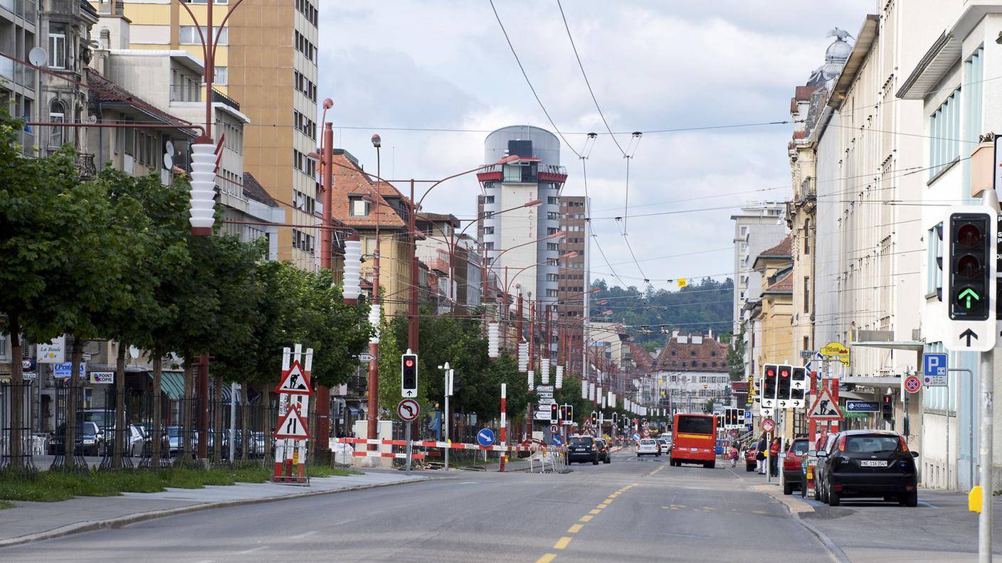 La poliziotta è rimasta ferita mentre faceva un controllo nel centro di Le Locle