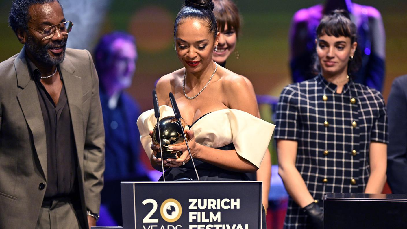 Susan Chardy ha ritirato il premio al posto di Rungano Nyoni per il film “On Becoming a Guinea Fowl”