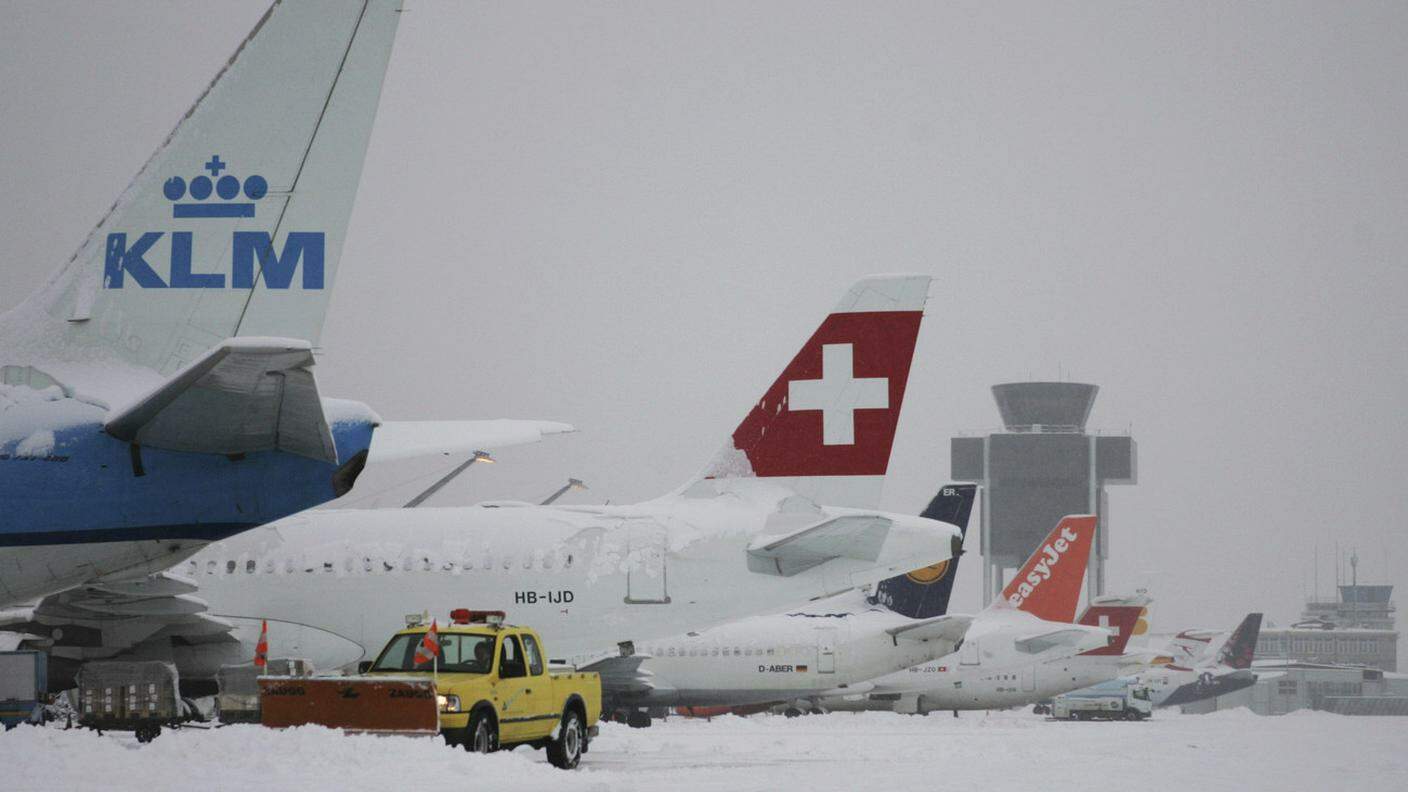 Una fitta nevicata ha bloccato per ore lo scalo aereo di Ginevra-Cointrin