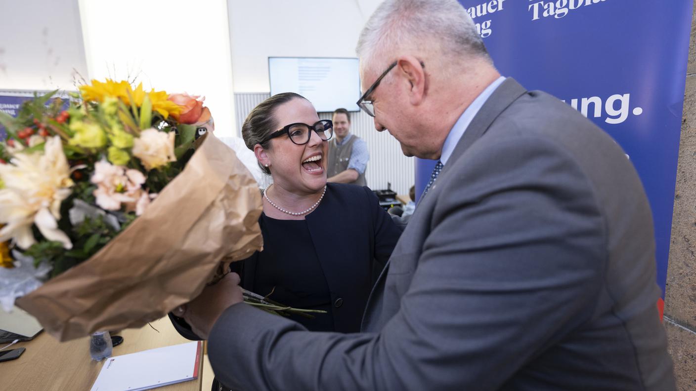 La neo-consigliera di Stato Martina Bircher festeggiata dal consigliere nazionale Andreas Glarner.jpg