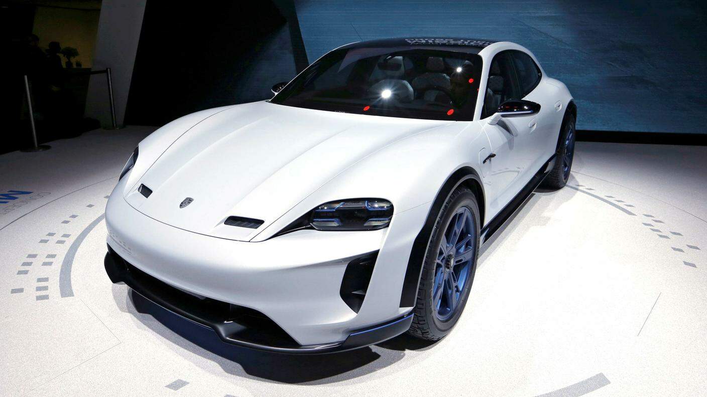 La Porsche Mission E Cross Turismo prefigura una crossover elettrica della marca