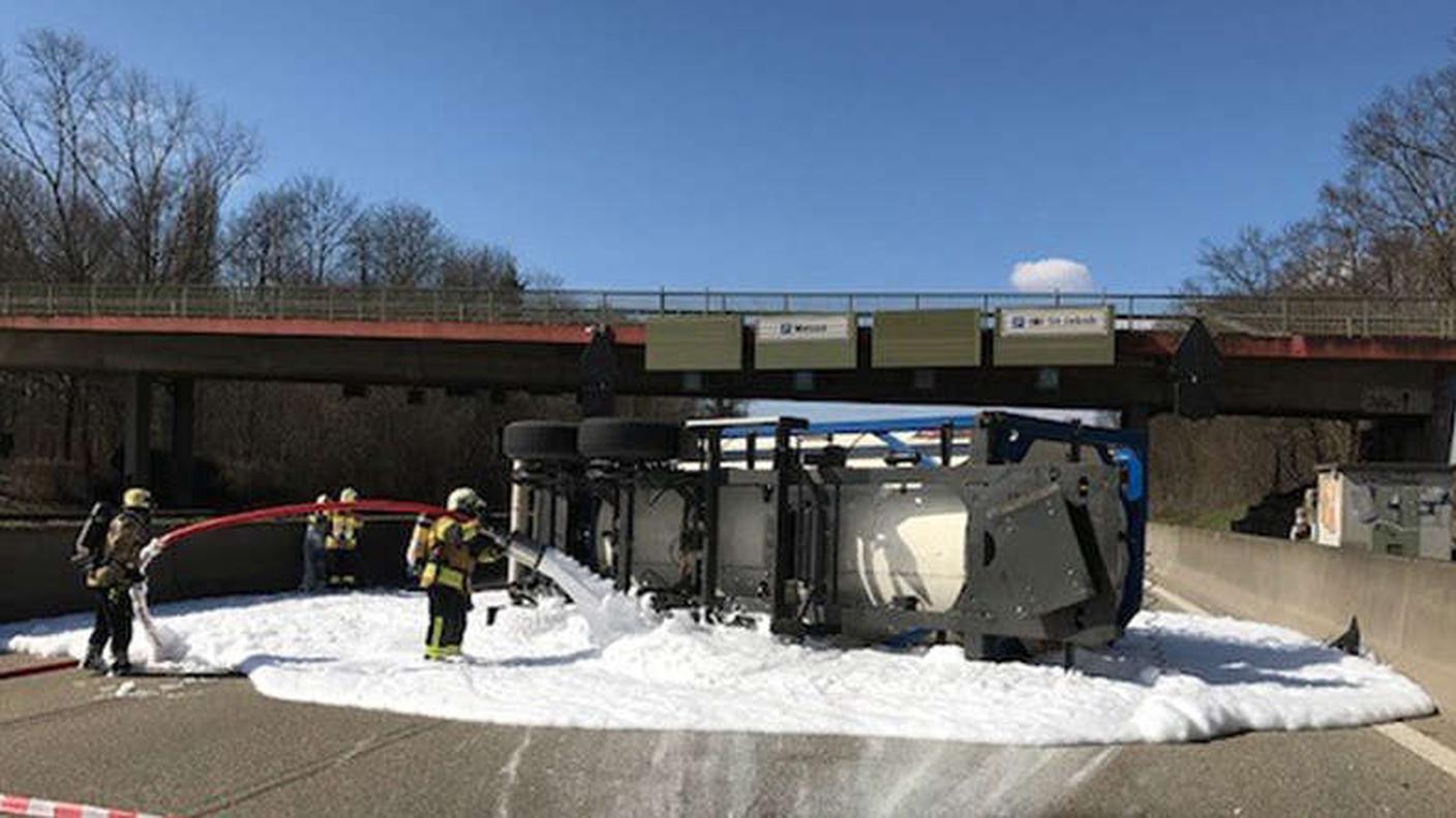 Pompieri al lavoro sull'automezzo coinvolto nell'incidente
