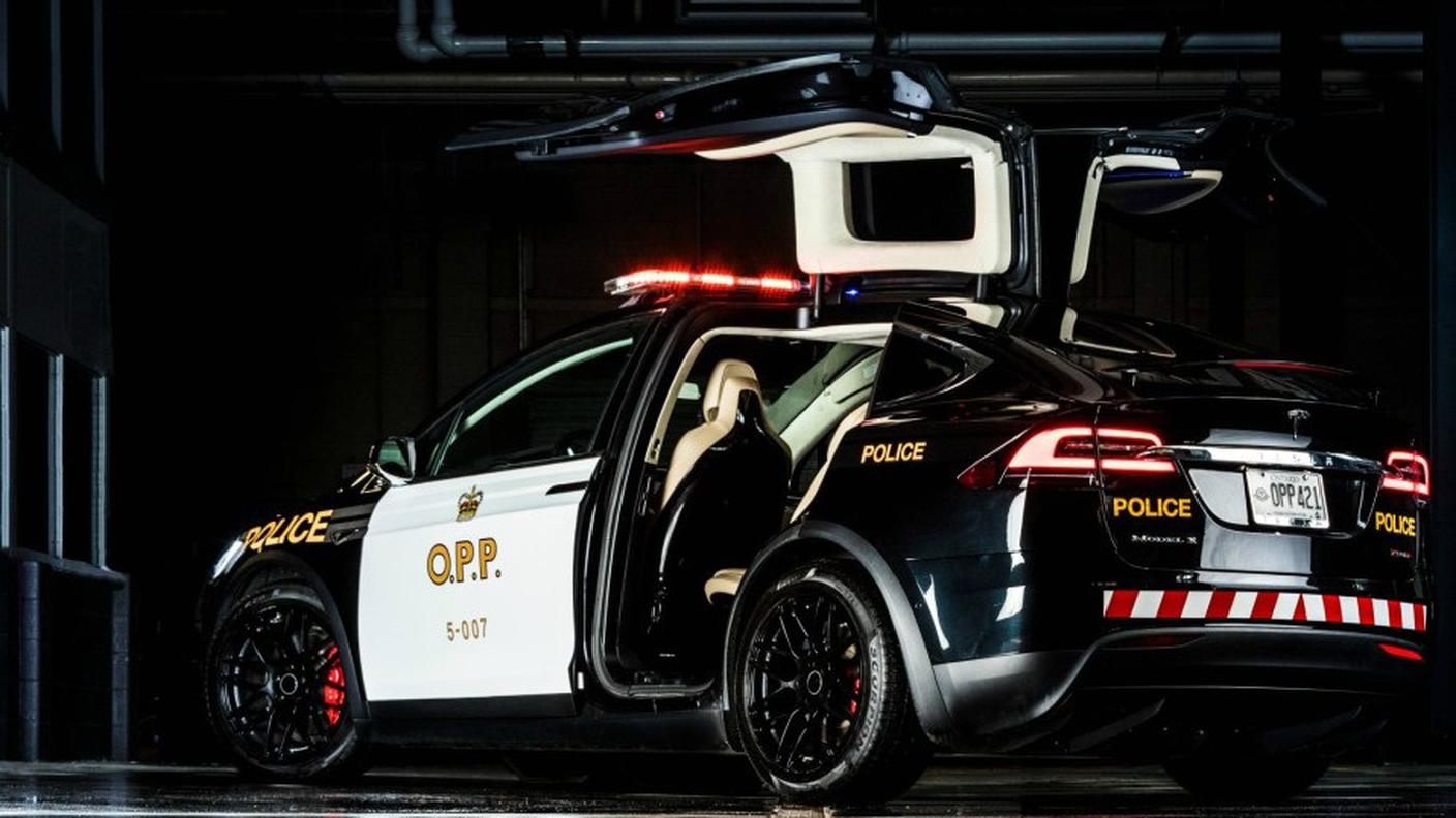Una Tesla Model X con le insegne della polizia dell'Ontario