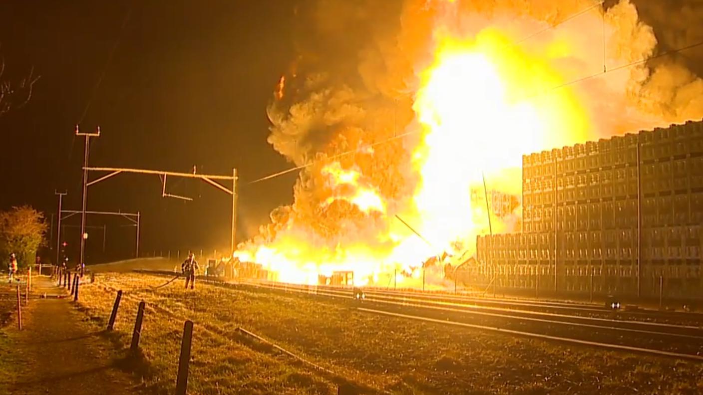 Le fiamme hanno bloccato la linea ferroviaria