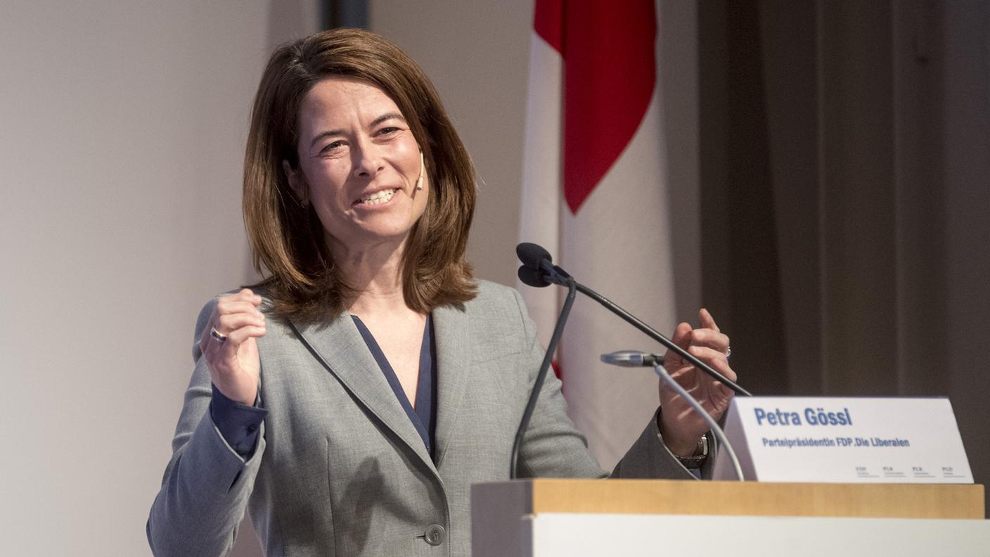La presidente del PLR Petra Gössi sul palco di Zugo
