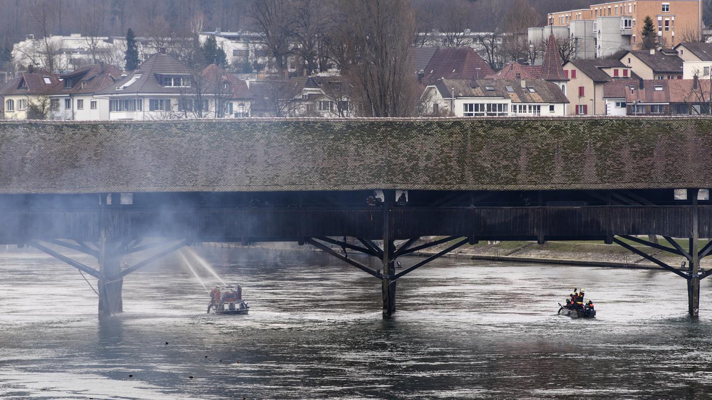 I pompieri hanno lottato contro le fiamme dal corso d'acqua e da terra