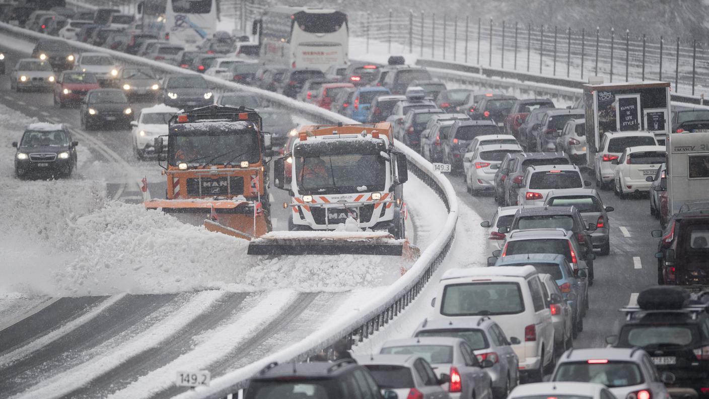 Gli spazzaneve in azione sulla A2