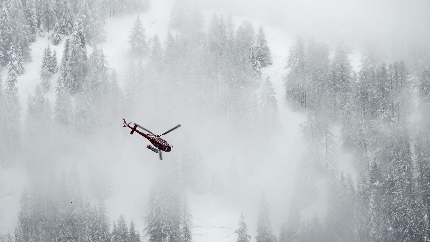 Un elicottero di Air Zermatt alla ricerca dei dispersi