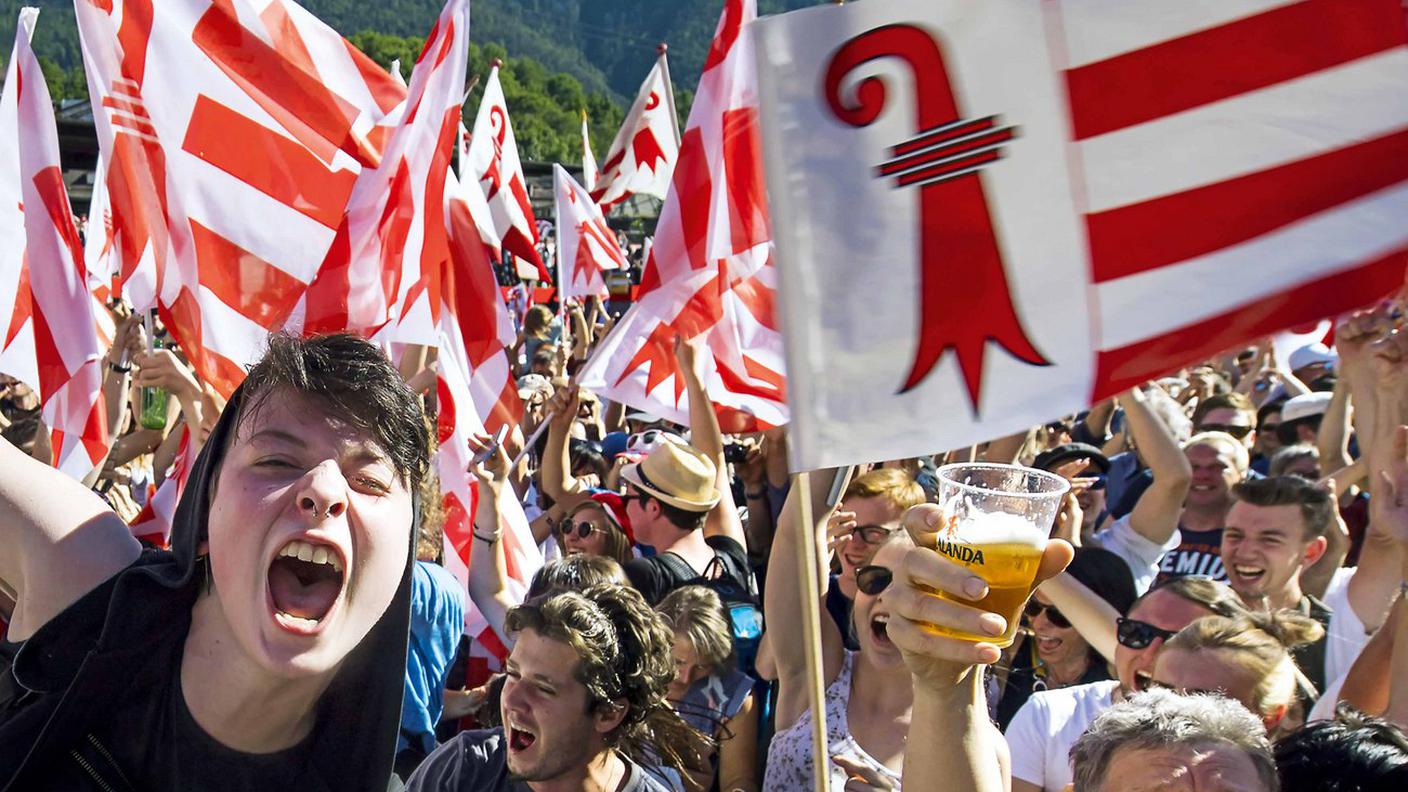 La gioia dei pro giurassiani dopo il successo del "sì" a Moutier. Jean-Christophe Bott, 2o nella categoria "Attualità"