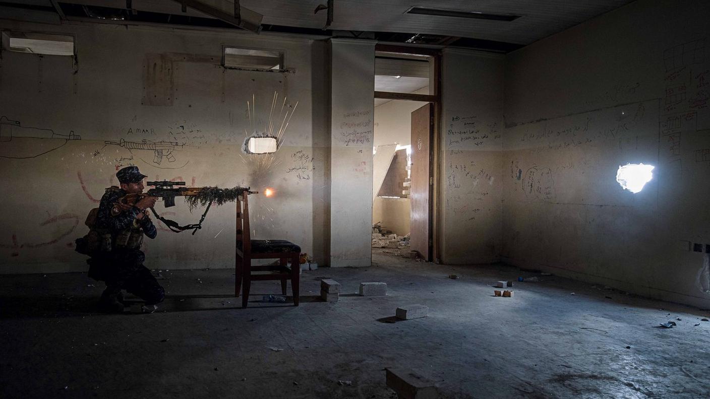 Alex Kühni, vincitore nella categoria "Internazionale", e il suo cecchino che a Mosul spara da dentro un palazzo