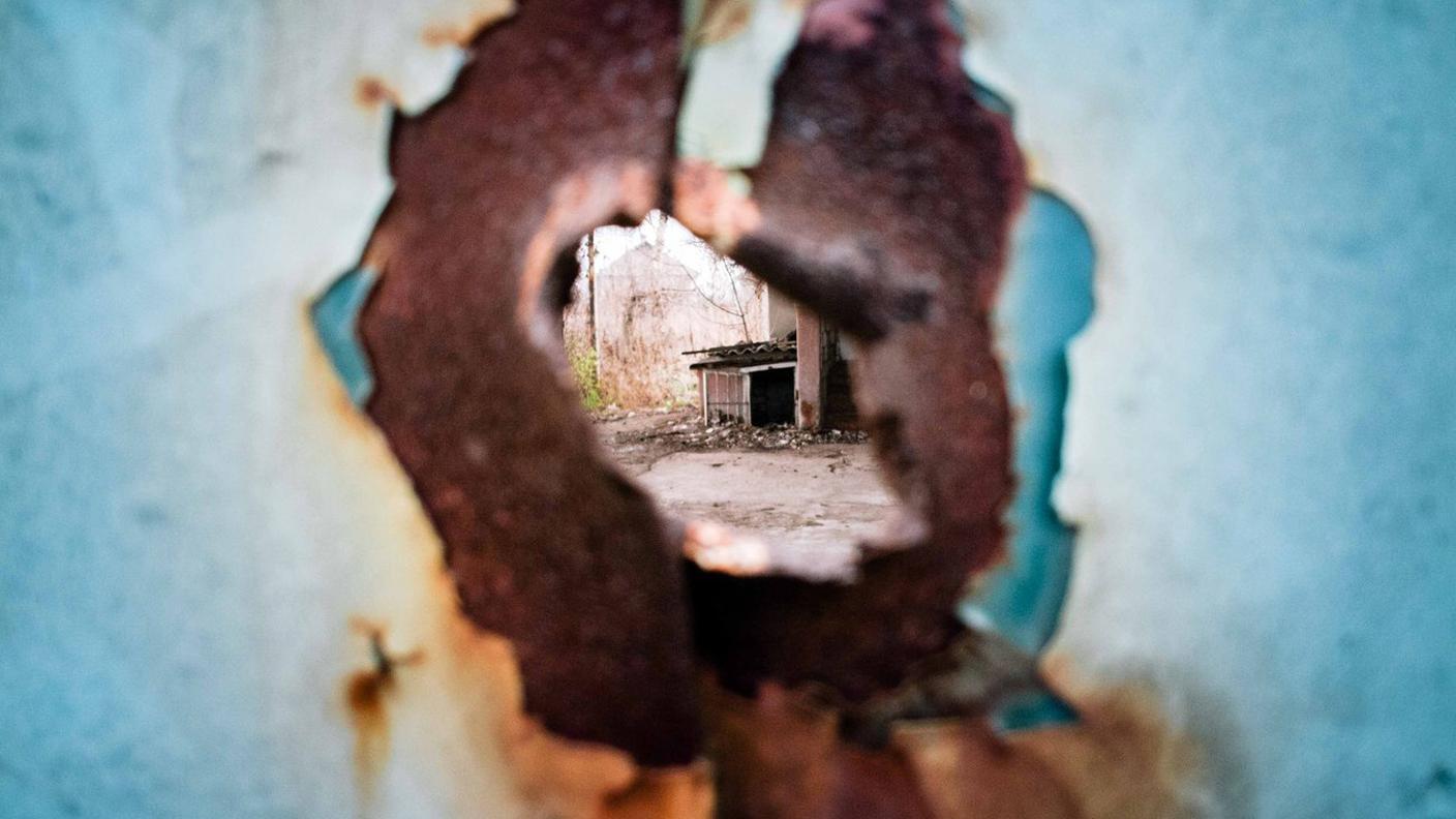 Uno sguardo attraverso un buco causato da una granata a Trokzhibenka, in Ucraina. Il reportage è di Nils Ackermann, 3o nella sezione "Internazionale"