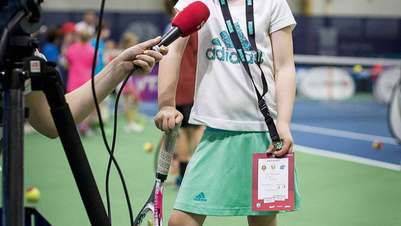 Al Kids Day del torneo di Bienne, una tennista in erba davanti alla telecamera e all'obiettivo di Tanja Lander, 2a nella categoria "Sport"