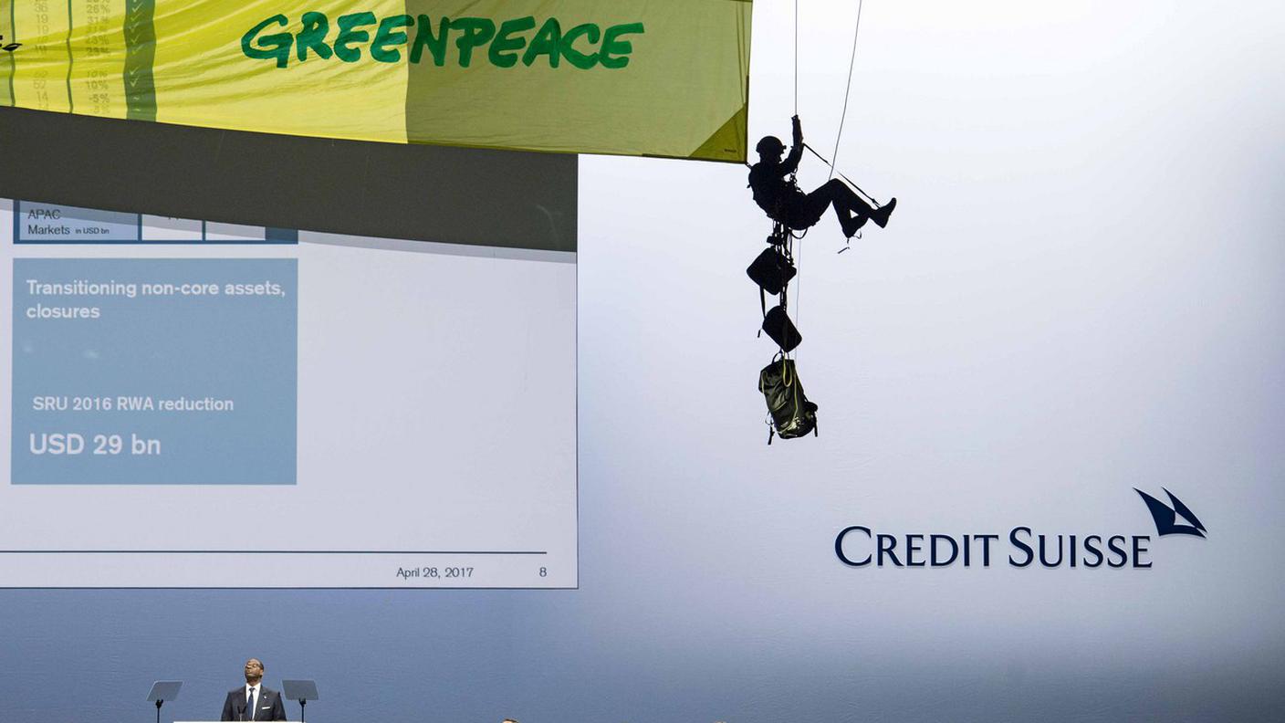 Protesta di Greenpeace durante l'assemblea del Credit Suisse, di Ennio Leanza, 3o nella categoria "Attualità"
