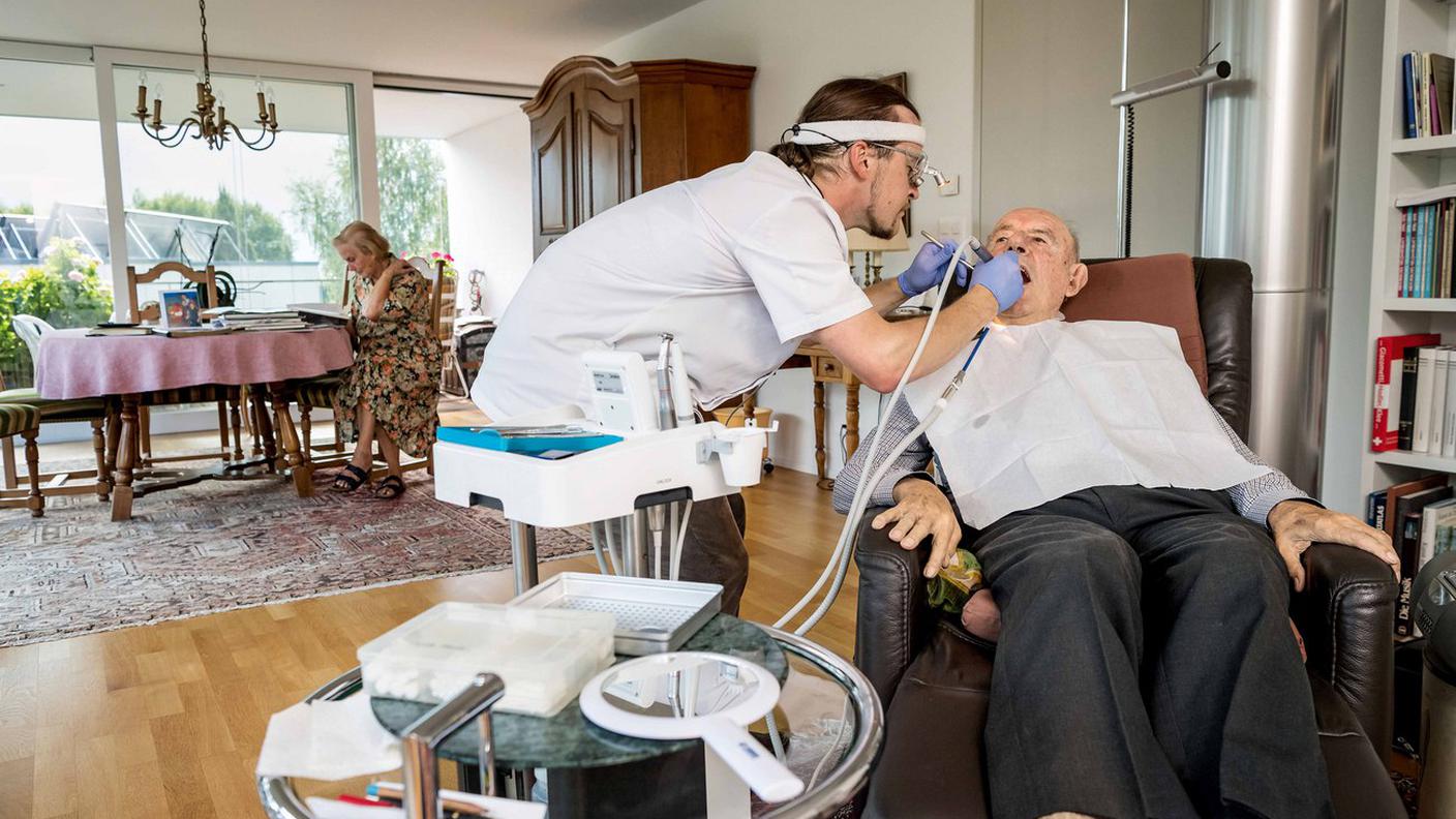 Reto Nägeli, secondo nella categoria "Storie svizzere", con la foto di Michael Keller, dentista a domicilio