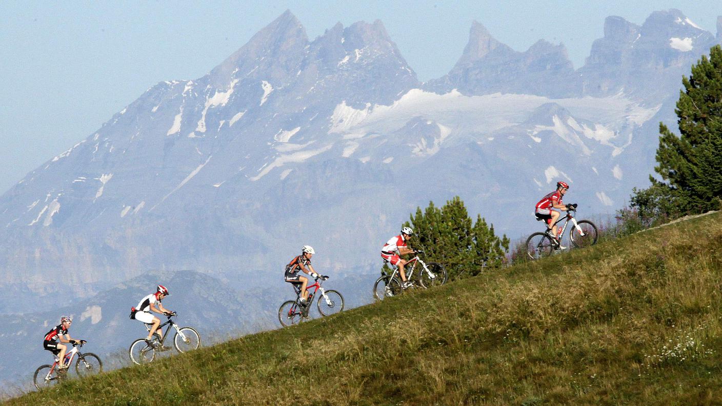 Un gruppo di turisti in bici affronta una salita presso Nendaz, in Vallese