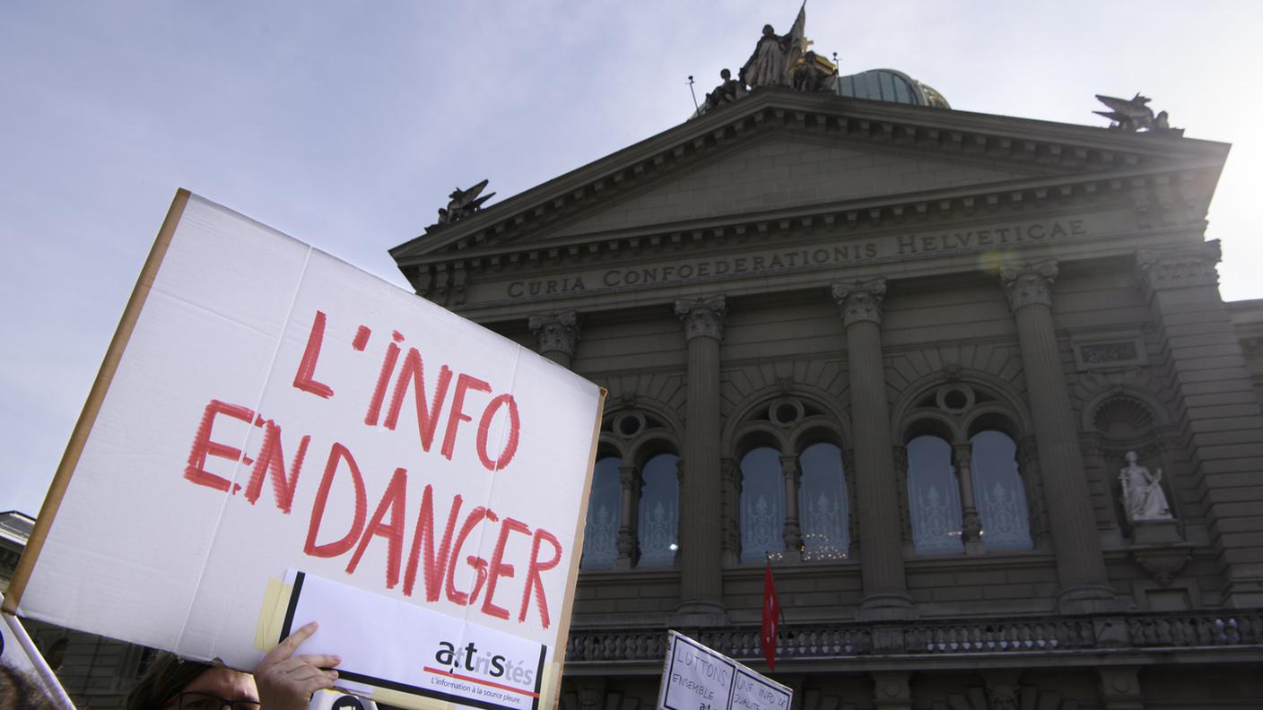 Protesta dei giornalisti davanti a Palazzo federale