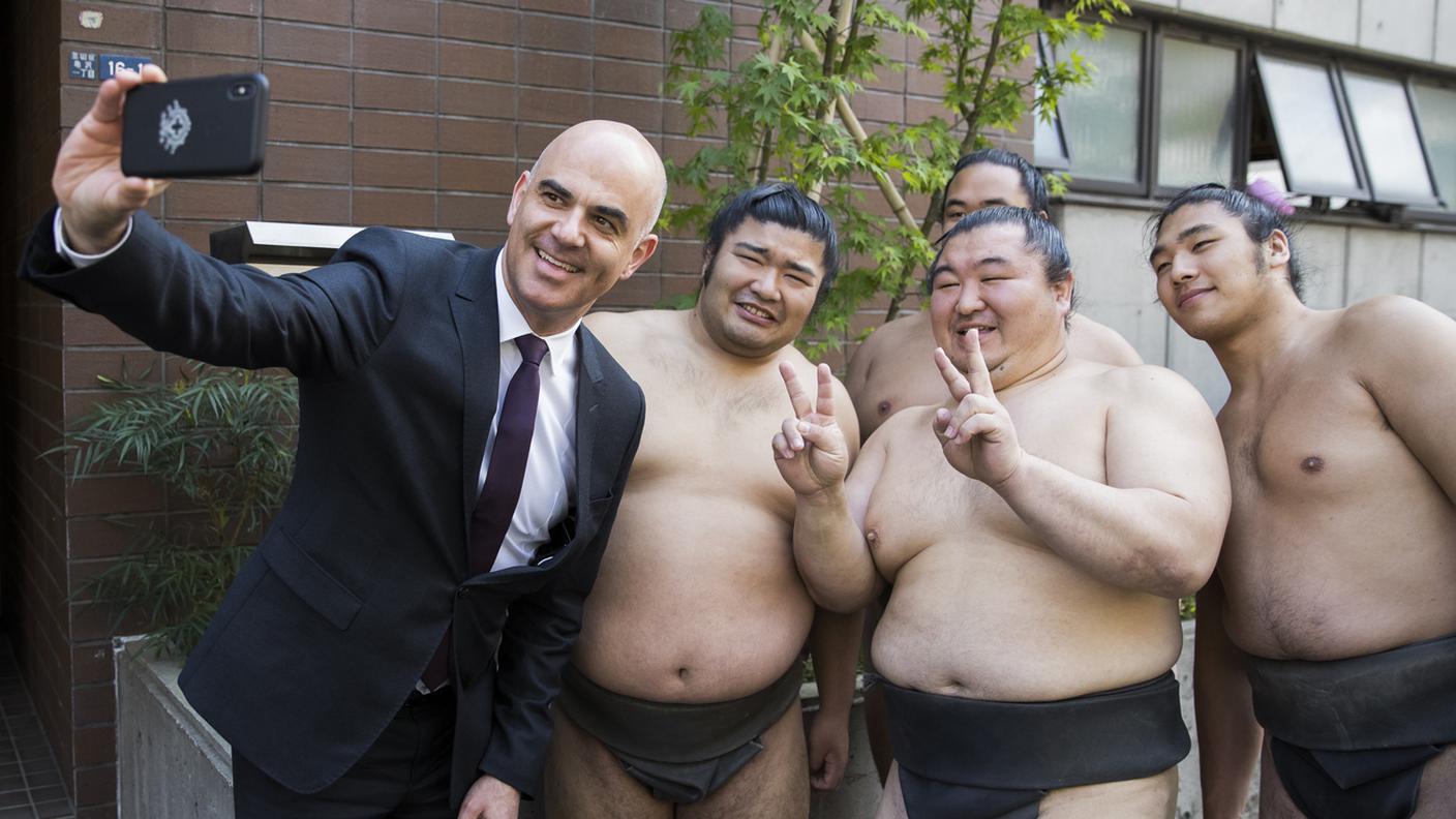 Un selfie per Berset in una scuola di lottatori di "sumo hakkaku"