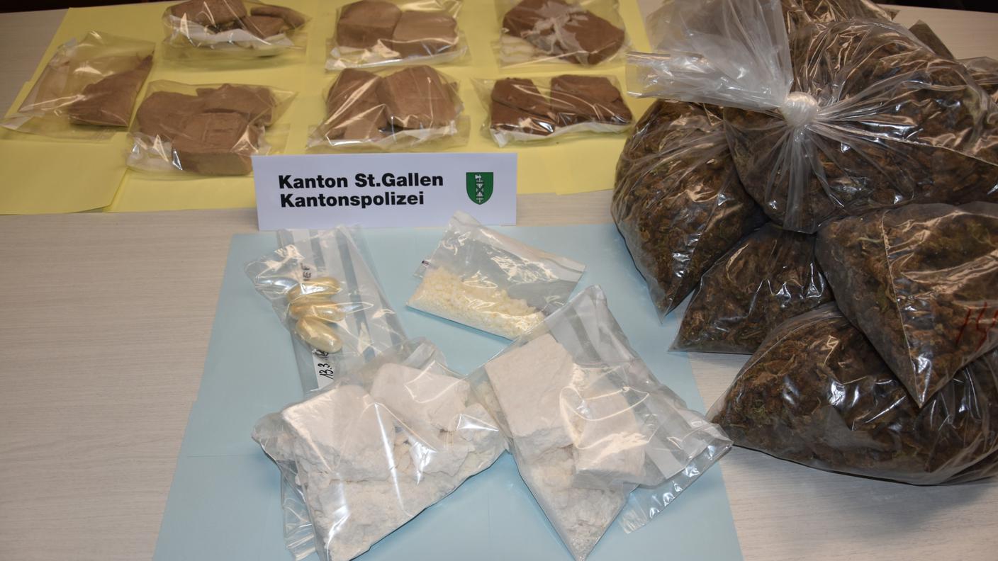 Parte della droga sequestrata dalle autorità