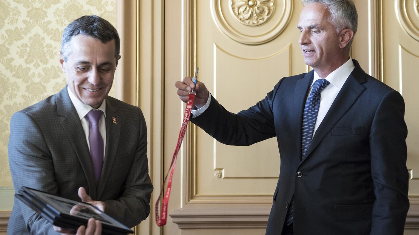 Ignazio Cassis ha ricevuto le chiavi del DFAE da Didier Burkhalter sei mesi fa