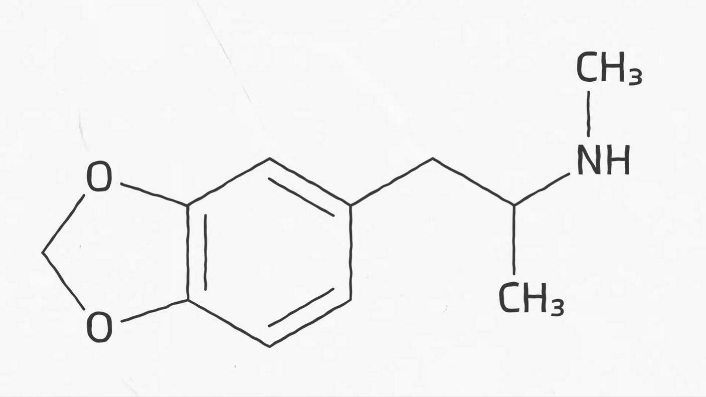 La molecola dell'MDMA, spiega il dottor Ceschi, è una molecola che è stata sintetizzata all’inizio del Ventesimo secolo nei laboratori dell’industria farmaceutica. È stata però rapidamente messa da parte per i problemi che dava rispetto agli effetti che venivano ricercati. È stata riscoperta nella seconda metà del Novecento, per poi diffondersi progressivamente sulla scena della vita notturna. 