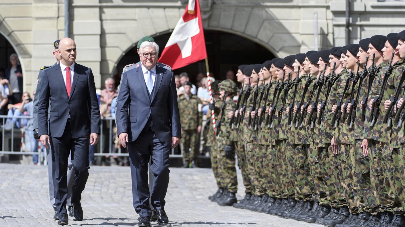 Accolto con gli onori militari