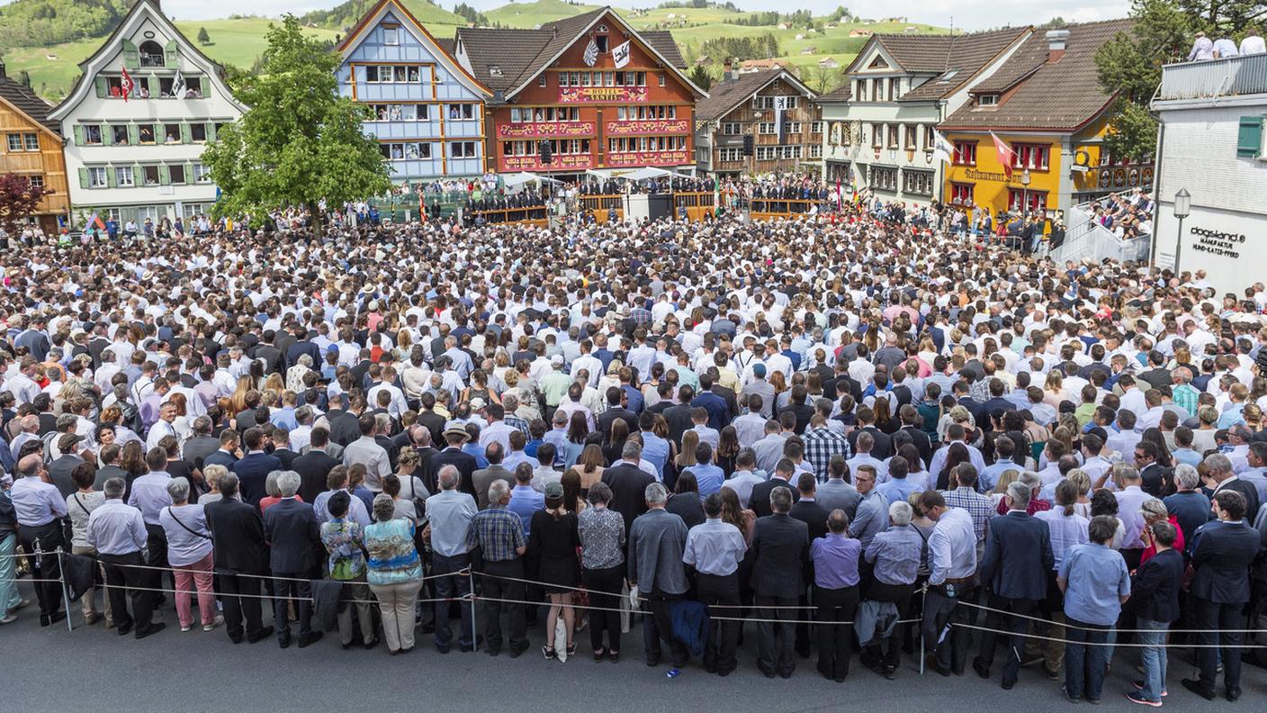 Un'immagine della Landsgemeinde del canton Appenzello Interno svoltasi domenica 29