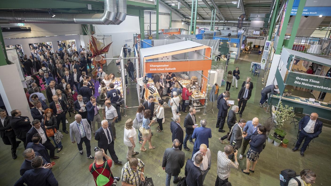 Migliaia di visitatori hanno comunque occupato gli stand e i corridoi della Muba a Basilea