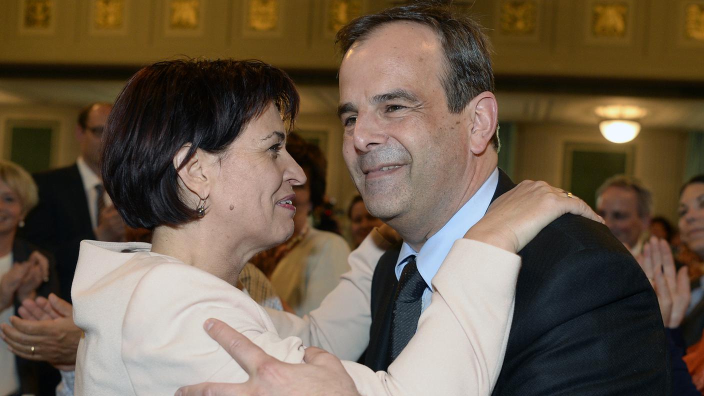 L'abbraccio e le felicitazioni di Leuthard a Pfister, dopo l'elezione del parlamentare alla presidenza del PPD svizzero nell'aprile del 2016