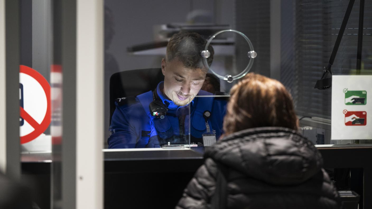 controlli di frontiera in aeroporto