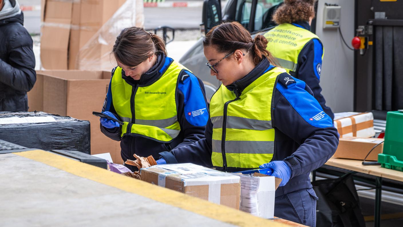 Gli agenti della dogana impegnati nei controlli