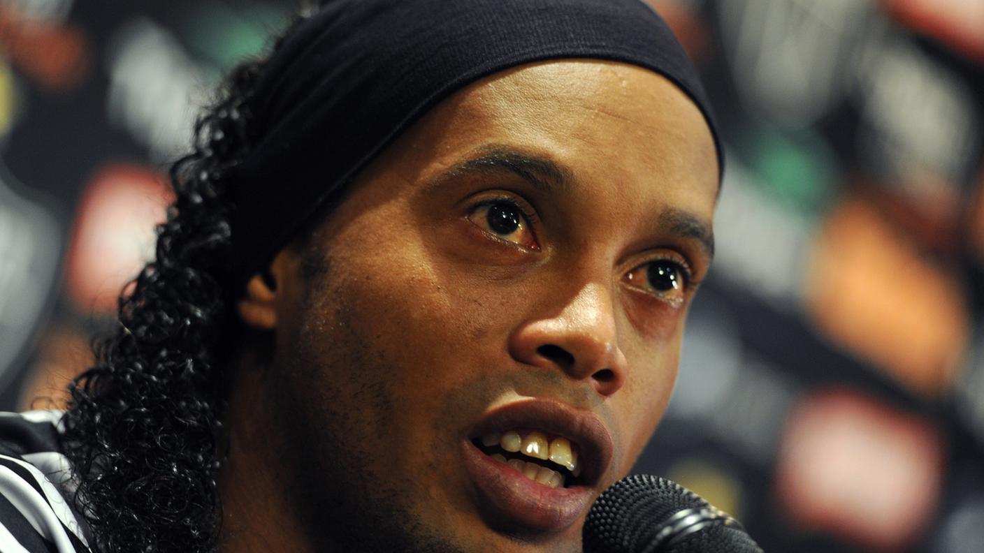 Ronaldinho, a quanto pare, prevede per entrambe le future spose regali identici
