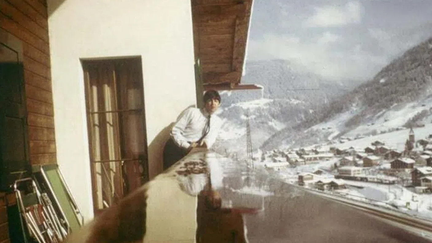 Un 23enne Paul MacCartny sempre sul terrazzo dello chalet a Klosters