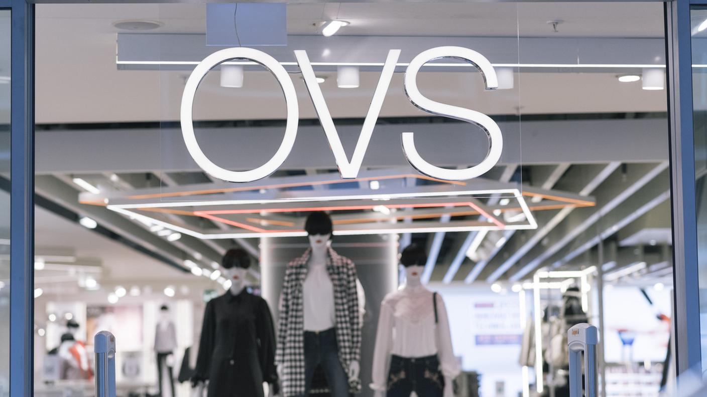 La vetrina di una boutique di OVS, nel centro di Zurigo