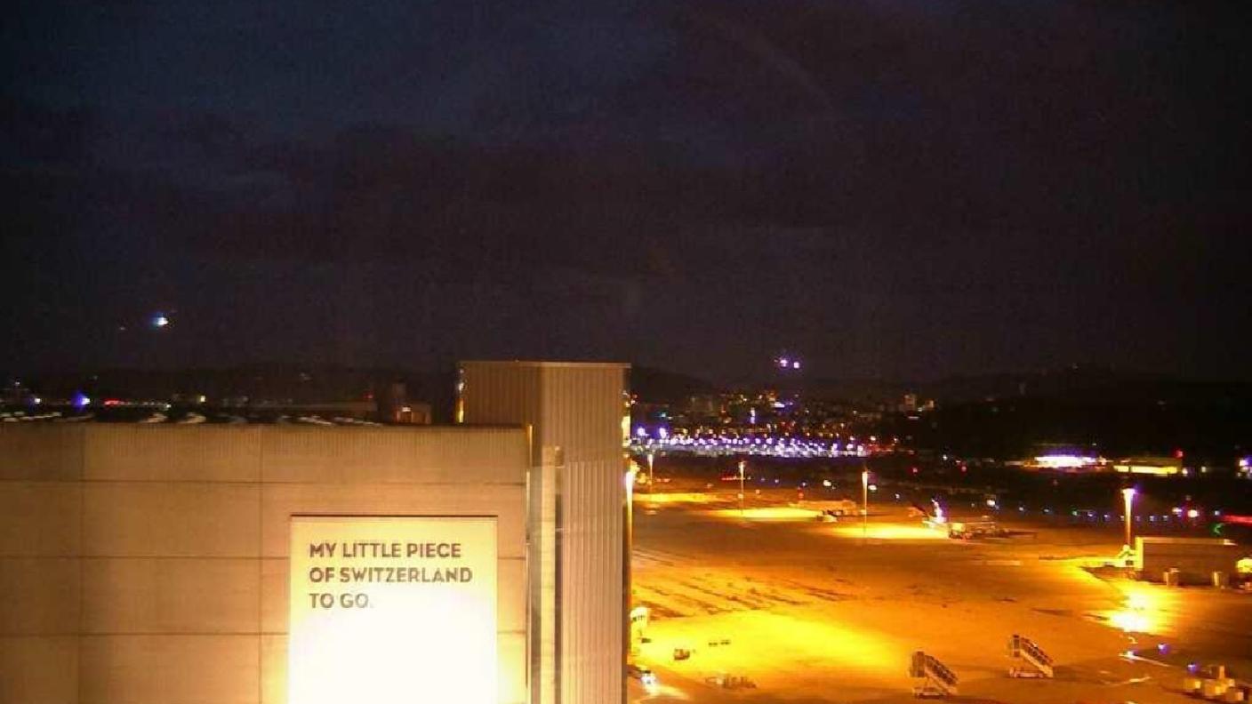 Un'area dell'aeroporto di Zurigo deserta dopo il passaggio del temporale mercoledì