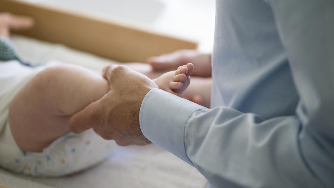 Babbo a casa? Lodevole, ma costoso e complicato