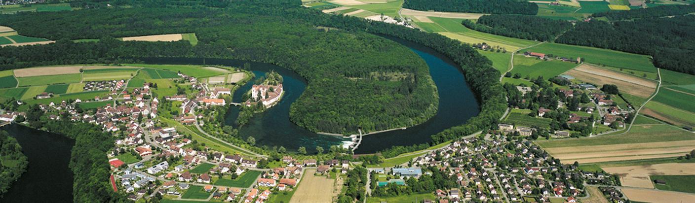 Rheinau si trova in un'ansa del Reno al confine con la Germania